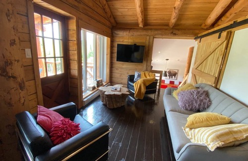 Lantier House | Artemis Log Cabin with Spa & Mountain View