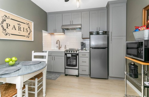 Fredericksburg Ski Chalet | Artist Chalet | 1/1 Cottage | King Bed | Full Kitchen