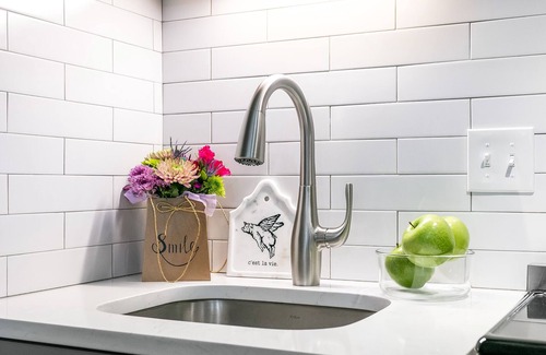 Fredericksburg Ski Chalet | Artist Chalet | 1/1 Cottage | King Bed | Full Kitchen