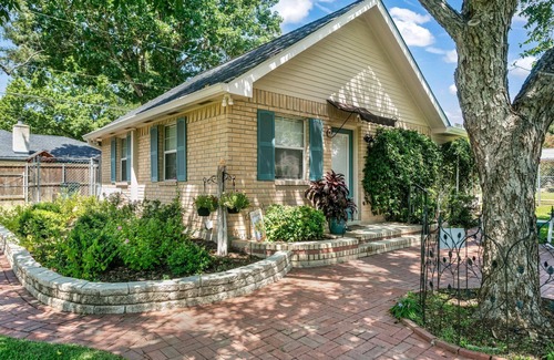 Fredericksburg Ski Chalet | Artist Chalet | 1/1 Cottage | King Bed | Full Kitchen