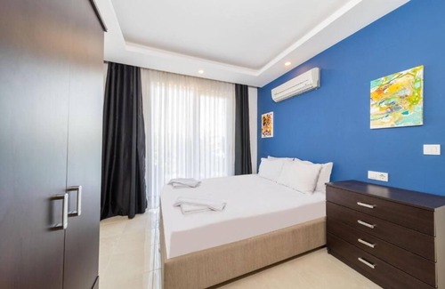 Kadriye House | Artist's house with pool and large garden