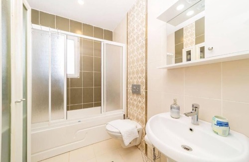 Kadriye House | Artist's house with pool and large garden