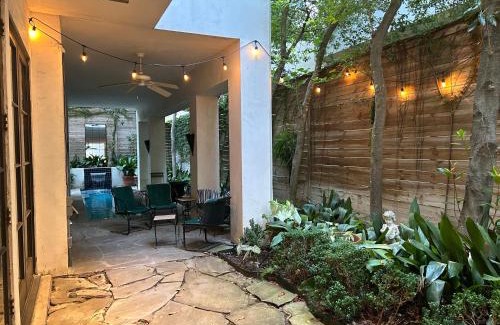 Greenway Plaza-Upper Kirby Apartment | Artist's Library with a Private Swimming Pool