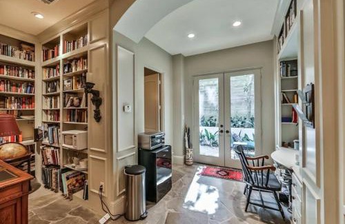 Greenway Plaza-Upper Kirby Apartment | Artist's Library with a Private Swimming Pool