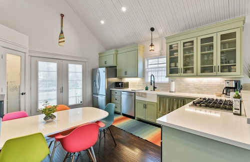 Dickinson House | Artistic & Charming 2-bedroom house on quiet lake near NASA and Galveston