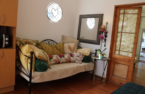 Orange Grove Apartment | Artistic home from home - Stunning and cosy suite