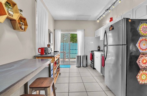 South Palm Park Neighborhood Association Apartment | artistic/uplifting, pool/spa, large garden, walking distance to beach/town