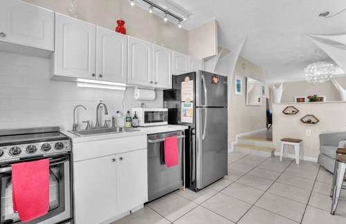 South Palm Park Neighborhood Association Apartment | artistic/uplifting, pool/spa, large garden, walking distance to beach/town