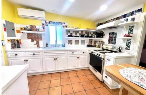 Burbank House | Artsy Cottage w Private Garden by Park/shop/Restr/Airport 30+ Day Stay Special