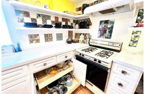 Burbank House | Artsy Cottage w Private Garden by Park/shop/Restr/Airport 30+ Day Stay Special