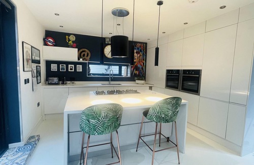 Caterham House | Artsy Retreat - Sleeps 8, Free Parking & Balcony