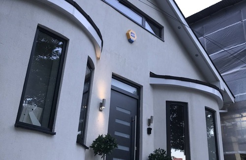 Caterham House | Artsy Retreat - Sleeps 8, Free Parking & Balcony