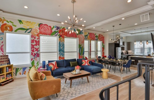 Greenway Plaza-Upper Kirby House | Artsy, Unique, Cozy ★ Rooftop Terrace ★ Pool Table