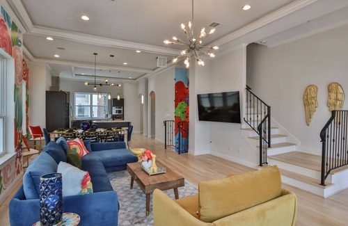 Greenway Plaza-Upper Kirby House | Artsy, Unique, Cozy ★ Rooftop Terrace ★ Pool Table