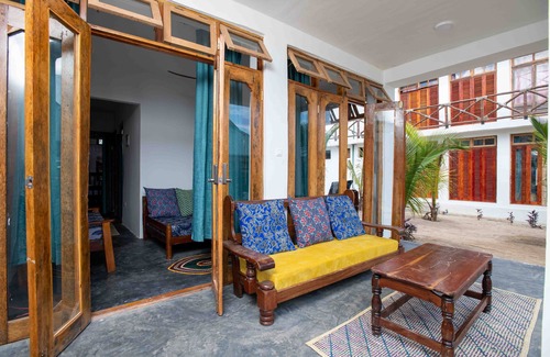 Fukuchani Apartment | Asante Sana Beach Cottages Oceanview Suite - Sleeps 5 Guests