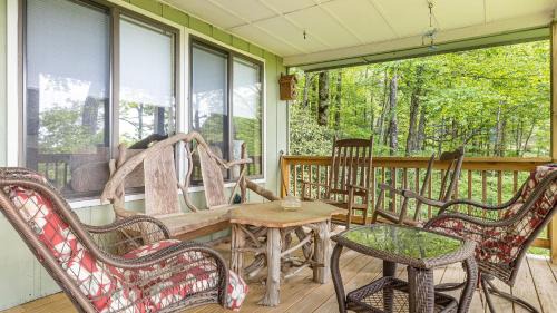 Wolf Laurel House | Ash Vale by AvantStay Spacious Deck w Views Ping Pong Table