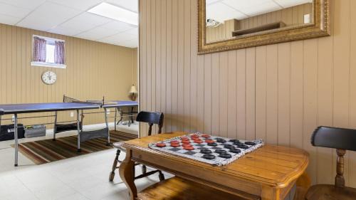 Wolf Laurel House | Ash Vale by AvantStay Spacious Deck w Views Ping Pong Table