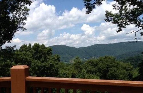 Asheville Cabin | Asheville Lodge- Sleeps 11-21 With Hot Tub!