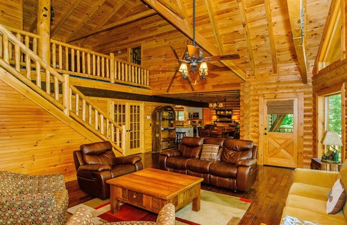 Asheville Cabin | Asheville Lodge- Sleeps 11-21 With Hot Tub!