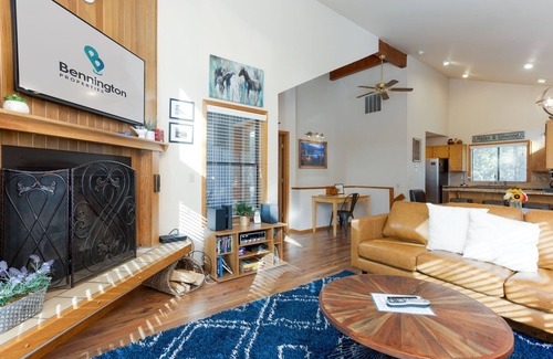 Sunriver House | ASHW04 - Relax & Recharge in Sunriver | Retreat w/Hot Tub, A/C & Bikes