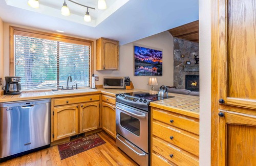 Sunriver House | ASHW05 - Charming Home, A/C, Hot Tub, Bikes