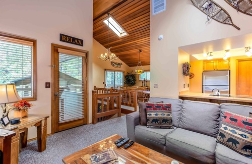 Sunriver House | ASHW05 - Charming Home, A/C, Hot Tub, Bikes