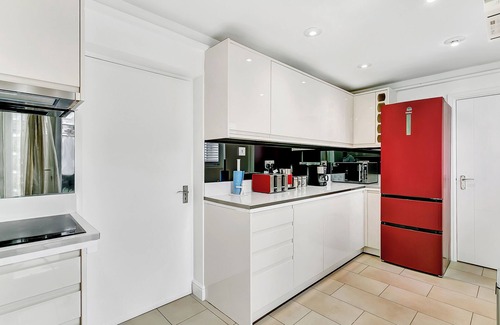 Bierton Apartment | Aspen Cl – Private Room in 4-Bed Retreat with Gym