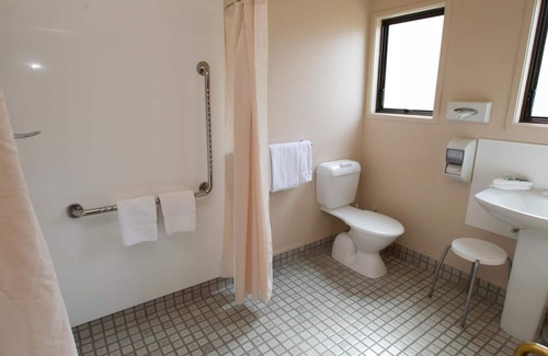 Hamilton East Hotel | Aspen Manor Motel