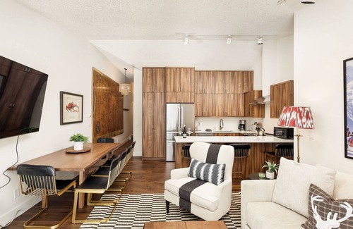 Aspen Condo | Aspen Mtn View. Convenient To Mtn & Town. Parking/Wood FP/Balcony/W&D