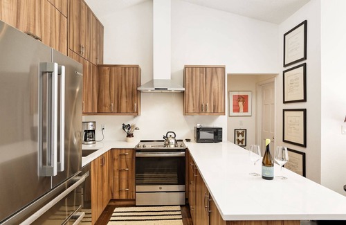 Aspen Condo | Aspen Mtn View. Convenient To Mtn & Town. Parking/Wood FP/Balcony/W&D