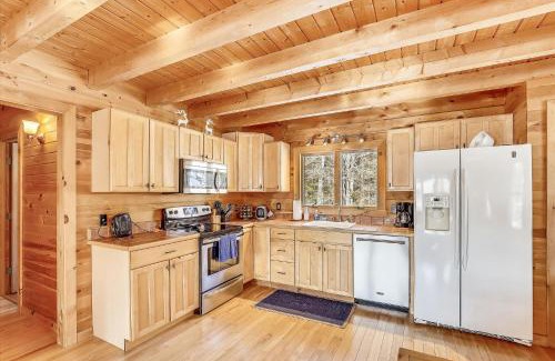 Morrisville House | Aspen's Run: 3 br log cabin, wood stove, deck, firepit, window a/c by Stowe Country Homes