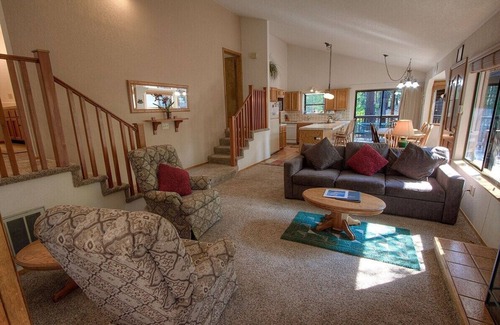 South Lake Tahoe House | Aspen View Lodge | Mt. Cabin Retreat Close to Winter Fun | HCH0863