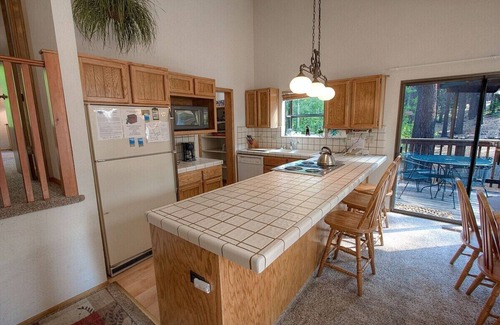 South Lake Tahoe House | Aspen View Lodge | Mt. Cabin Retreat Close to Winter Fun | HCH0863