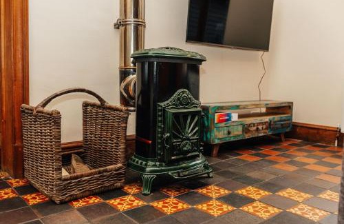 Henley-on-Thames House | Aston Pottery