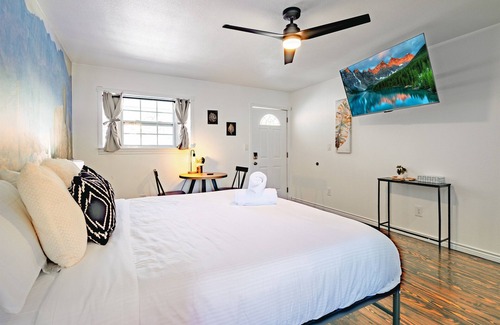 Canyon Lake Cabin | At Boat Ramp #1 · Lux King Suite · Stylish Stay