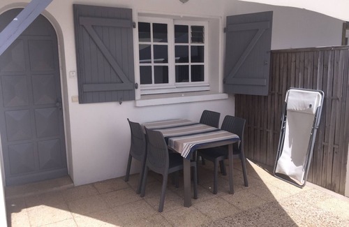 La Flotte Cottage | At the heart of FLEET IN RE, Gite for 2 people, private patio, private parking
