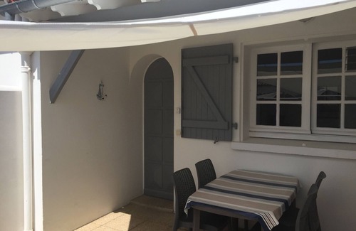 La Flotte Cottage | At the heart of FLEET IN RE, Gite for 2 people, private patio, private parking