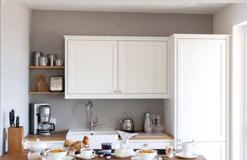Nieby House | Atelierhaus Sandbank- Unter Reet für bis zu 8 Personen mit Ruhigem Birkblick