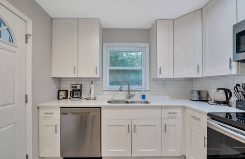 Belvedere Park House | ATH - Sleeps 6 - 3 Beds - Fenced/Pet friendly - Pasade