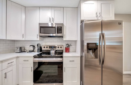 Belvedere Park House | ATH - Sleeps 6 - 3 Beds - Fenced/Pet friendly - Pasade