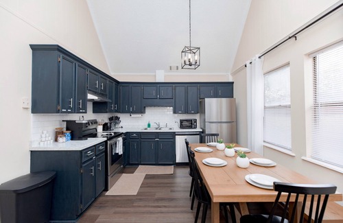 Perry House | AtHome+1 Stay | 3BR Pet Friendly | Perry Fair