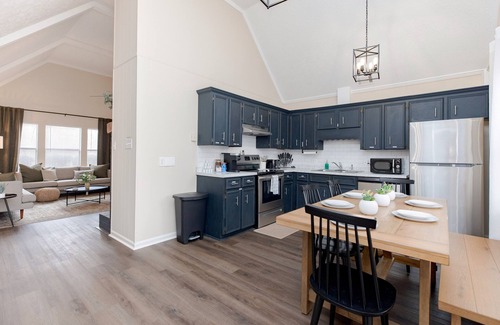 Perry House | AtHome+1 Stay | 3BR Pet Friendly | Perry Fair