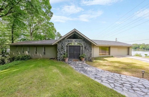 Jonesboro House | ATL/Jonesboro, Relaxing Fall Getaway for Families/Friends or Cooperate Groups