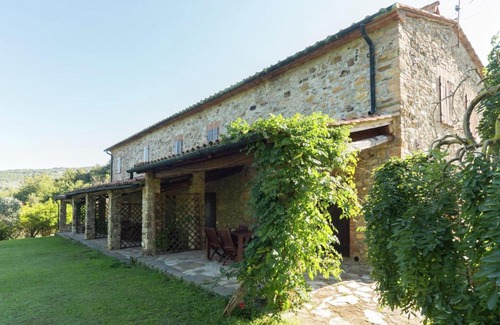 Castelnuovo di Val di Cecina House | Atmospheric apartment near Sasso Pisano