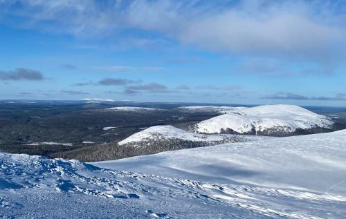 Yllasjarvi Ski Chalet | Atmospheric log cabin by the ski tracks