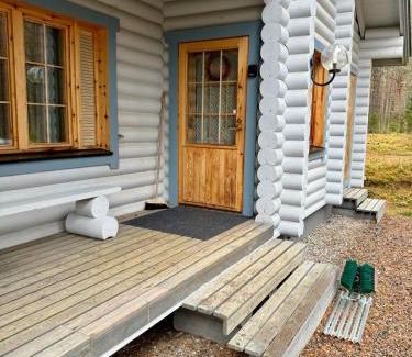 Yllasjarvi Ski Chalet | Atmospheric log cabin by the ski tracks