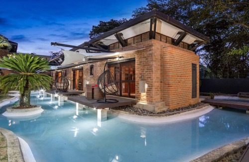Ciudad Jardin House | Atractivo Mansion Presidential Suite in Cali