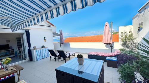 Necujam Apartment | Attico "NIDO" a 50m dal mare con terrazzo grande - un'oasi di pace e bellezza