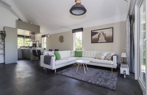 Makkum House | Attractive 4-person Star Deluxe bungalow with whirlpool, bathtub, and jetty at Beach Resort Makkum on the IJsselmeer.