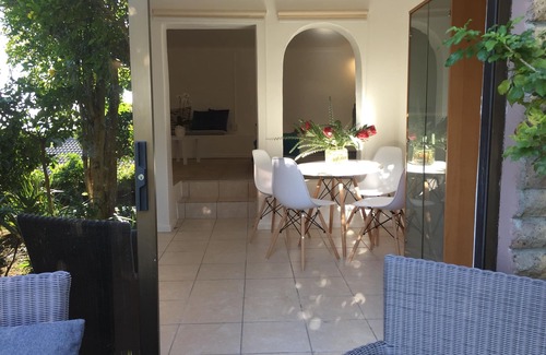 Mountainside Apartment | Attractive beach style apartment with garden
